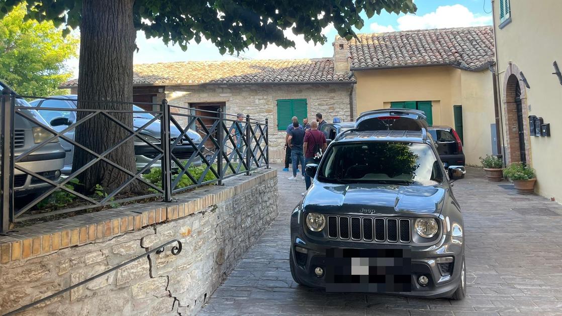 Tentato omicidio a Gagliole (Macerata), accoltella i genitori e tenta il suicidio: gravissimo il padre