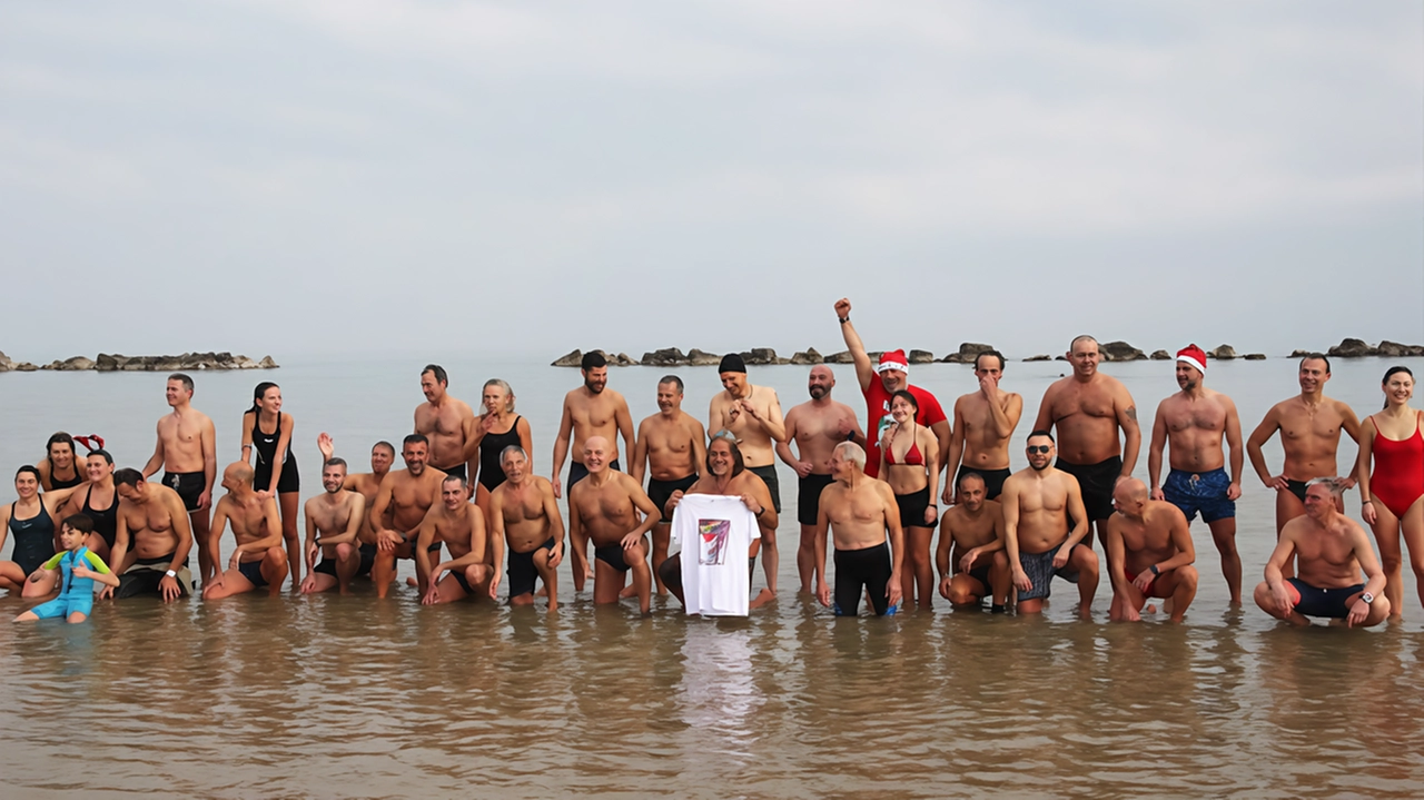 Il tradizionale bagno è avvenuto in ricordo di Massimo Caporaso, scomparso a luglio. In tanti ieri mattina si sono presentati davanti allo chalet ’Stella Marina’ di Giuseppe Ricci.