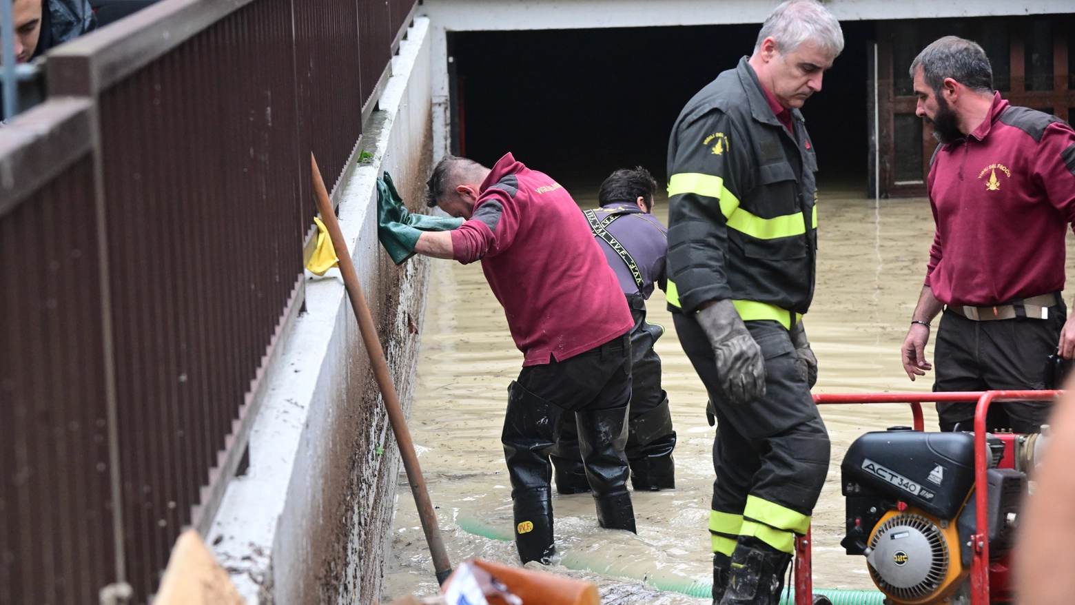 Alluvione a Bologna, c’è chi spala fango da giorni per recuperare qualche ricordo o un macchinario. “Siamo in ginocchio, abbiamo perso tutto”