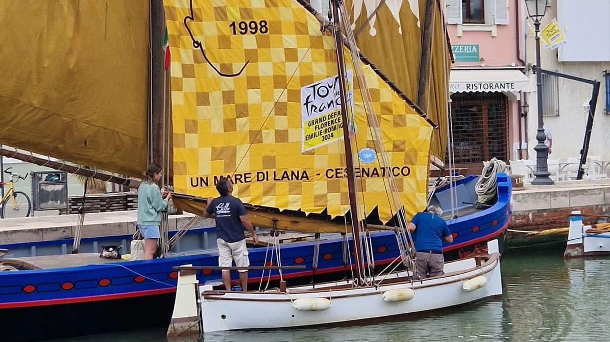 La vela gialla issata sulla barca che si trova nella rada del Portocanale di Cesenatico