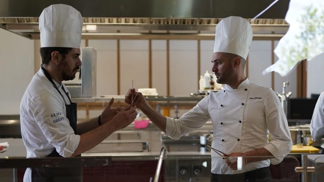 Lo chef Giuseppe Biuso (a destra) nella cucina del nuovo ristorante vegetariano di Sanpa