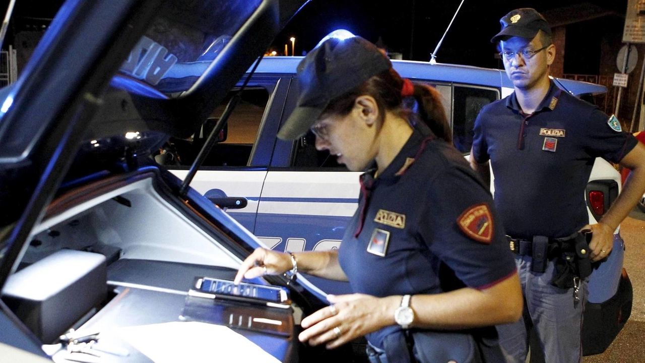 La polizia durante un servizio di controllo