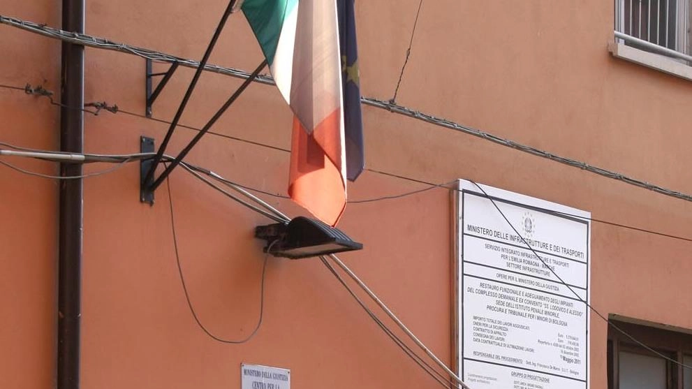 Tensione alta al Pratello, istituto penitenziario minorile di Bologna, per sovraffollamento e proteste dei ragazzi detenuti. Situazione monitorata attentamente.