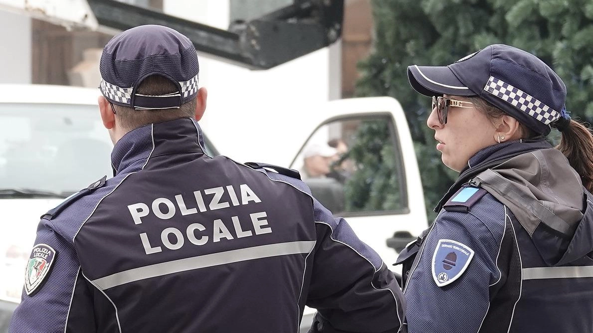 Tra le irregolarità anche un tunnel tra la sala e la cucina, nove cabine, due verande non autorizzate e una baracca.