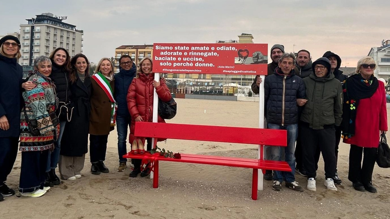 Una panchina rossa sulla spiaggia per dire no alla violenza sulle donne