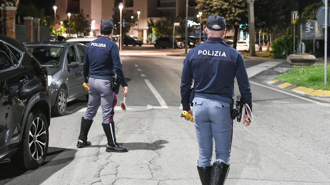 Gli agenti del commissariato sono intervenuti sul lungomare sud