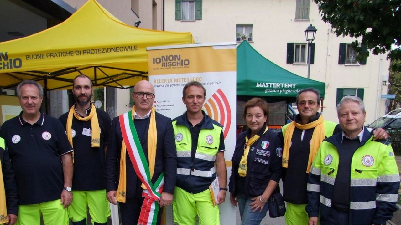 Il gruppo di Protezione Civile di Monzuno si impegna nella raccolta fondi per acquistare un Campo di emergenza mobile, garantendo una rapida assistenza alle persone evacuate. L'obiettivo è prepararsi al meglio per affrontare situazioni di emergenza con efficienza e consapevolezza della comunità.