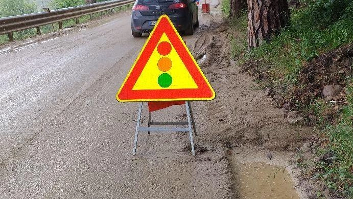 Semaforo a senso unico alternato sulla strada statale 67 alle porte di Portico, in località Saldoni, per sistemare una delle frane nella vallata