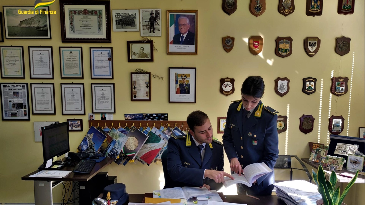 Alcuni militari della guardia di finanza modenese in una fase di controllo