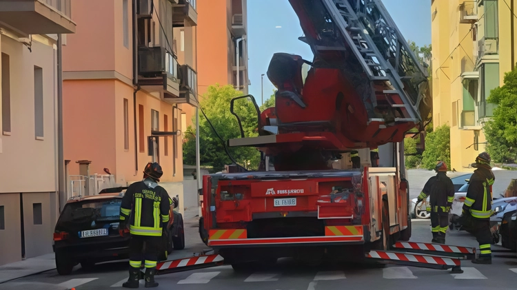 I vigili del fuoco sul posto: l’incendio ha interessato un appartamento al quarto piano