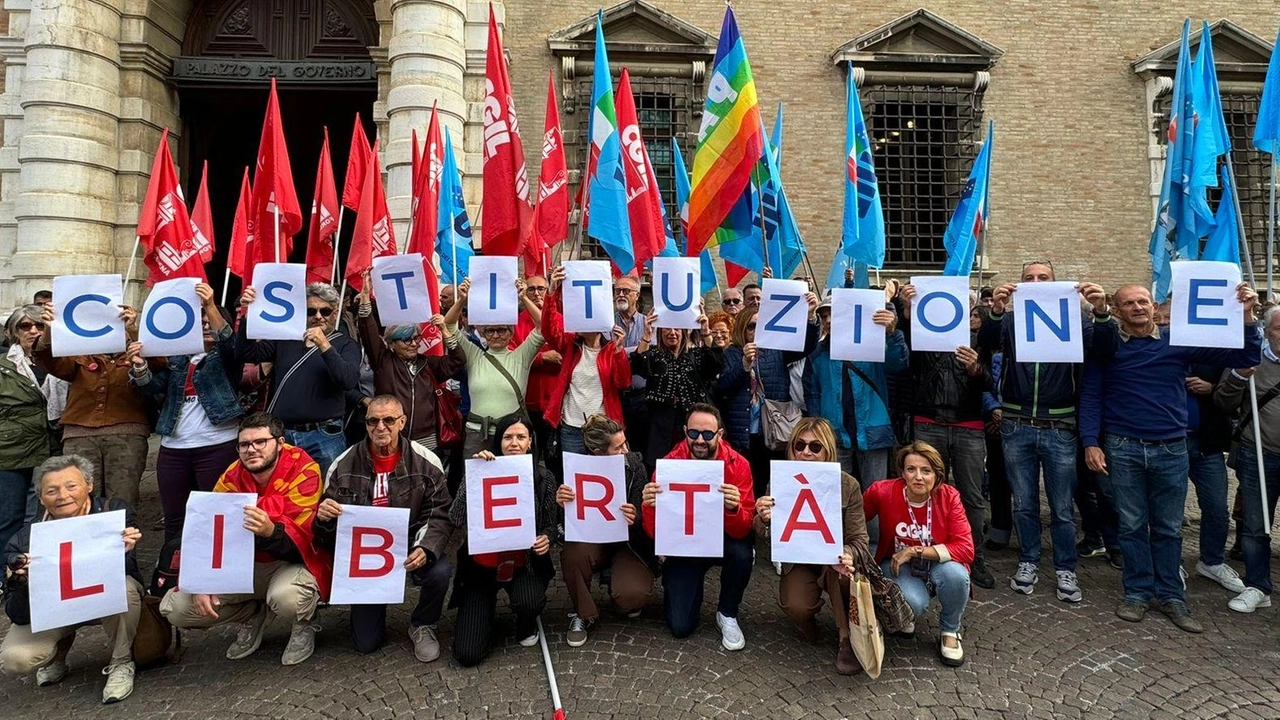 Manifestazione a Forlì contro il ddl sicurezza al Senato: sindacati e politici protestano per difendere la Costituzione e la libertà di manifestare.