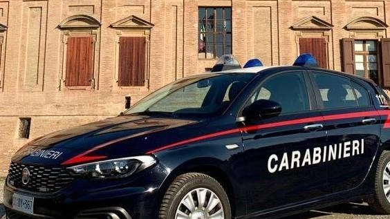 I carabinieri erano riusciti a convincere l’uomo a tornare a casa; ma questi, appena solo, è uscito per attaccar briga