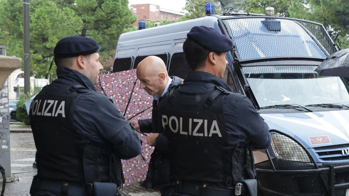 Lo hanno avvicinato chiedendogli se voleva comprare dell’hashish. E quando il ragazzo ha detto che non gli interessava, lo hanno...