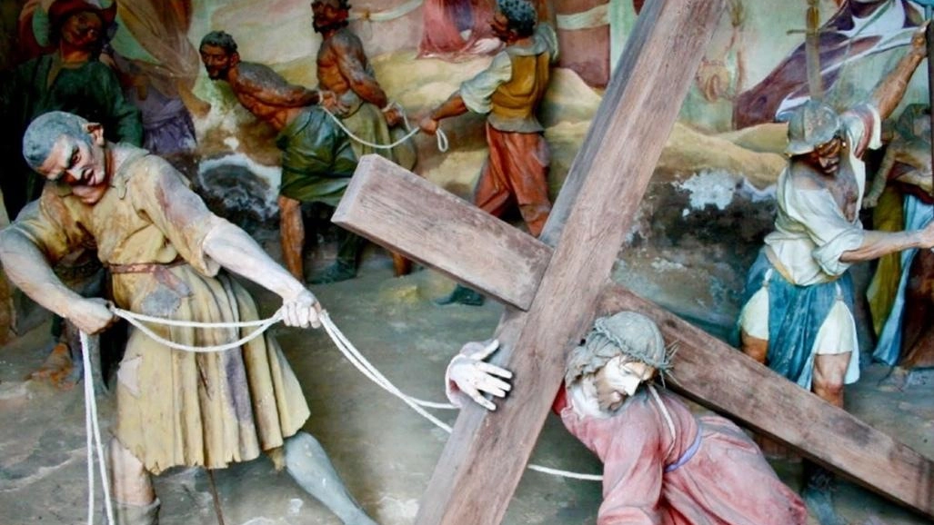 Immagine della nona cappella: il Calvario, un uomo trascina Cristo che porta la croce