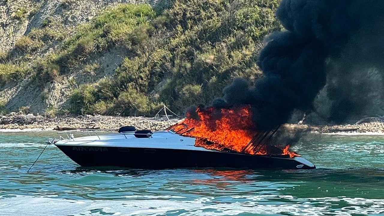 L’incendio che ha distrutto la barca sotto il San Bartolo