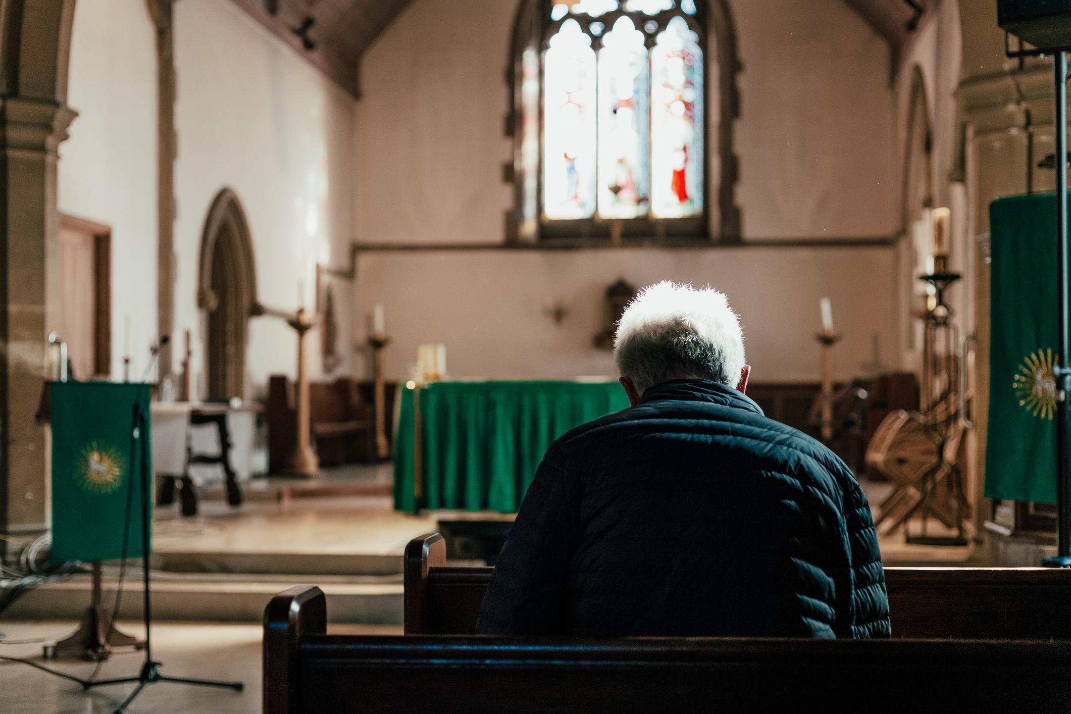 Sviene in chiesa durante un funerale, il prete gli dà l’estrema unzione e si riprende