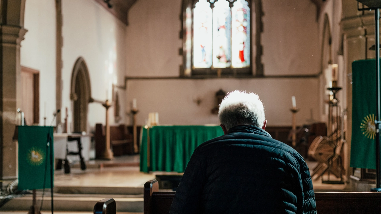 L'anziano è svenuto in chiesa e il prete gli ha dato l'estrema unzione, ma poi l'uomo si è ripreso (foto generica)