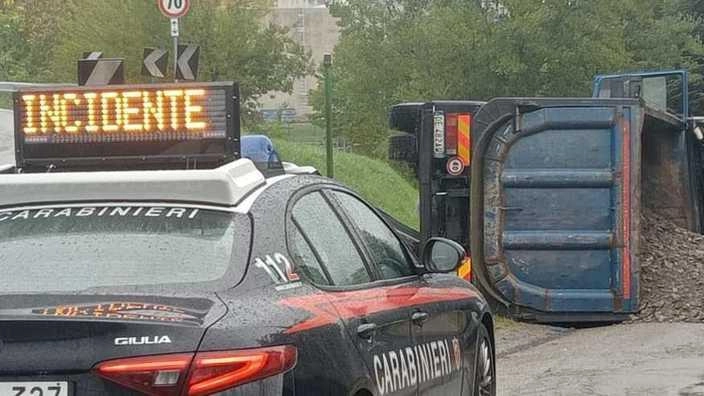 A Toano, incidente con camion ribaltato carico di materiale inerte. Autista illeso, intervento di soccorso senza problemi alla circolazione stradale.