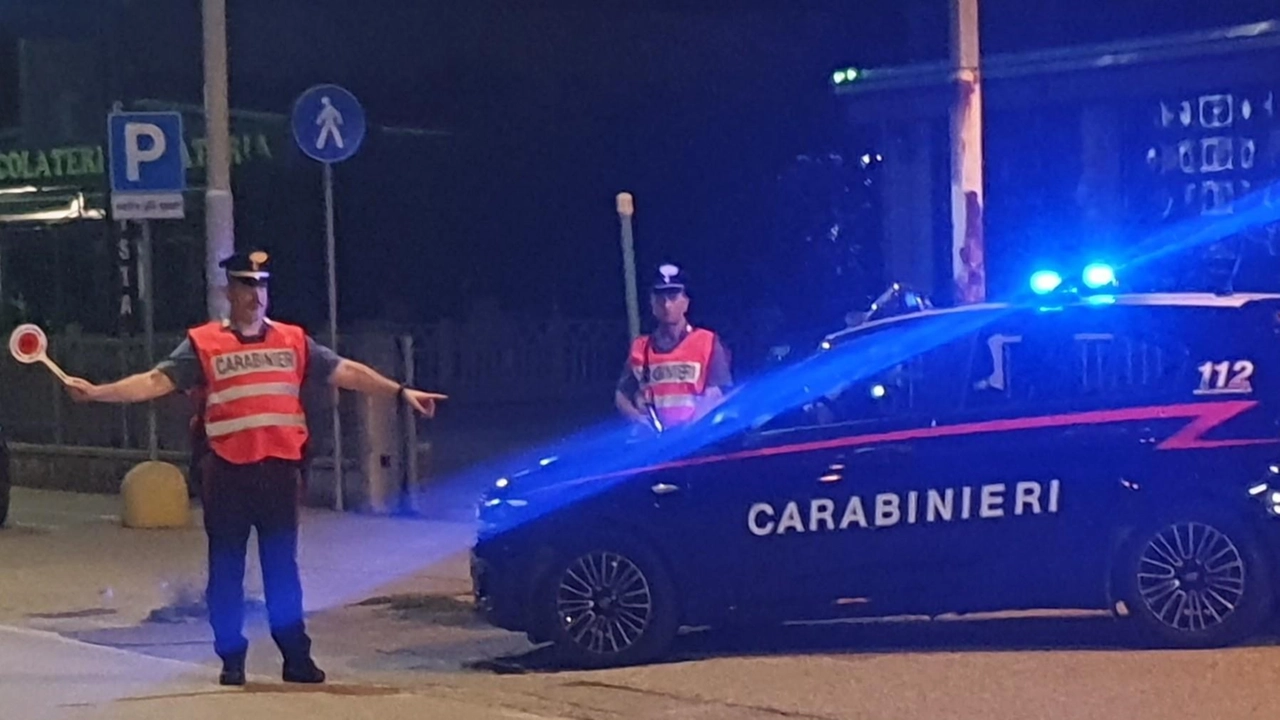 Uno dei posti di blocco dei carabinieri di Cento i quali hanno dato vita a un servizio di controllo assieme all’Ispettorato del lavoro e all’Ausl