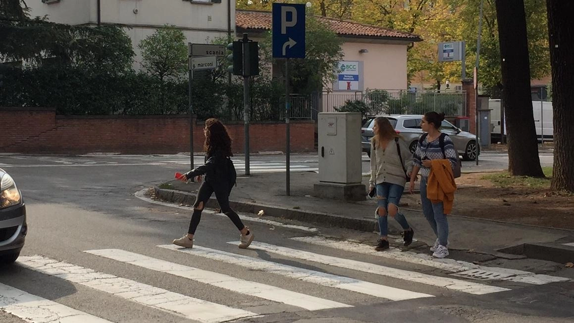 L’attraversamento pedonale di via Marconi dove dovrebbe iniziare il percorso della ciclopedonale