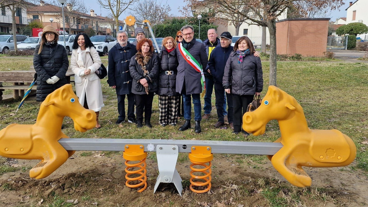 L’area verde si trova adiacente al campo da calcio, luogo frequentato da moltissimi bambini e famiglie della zona di via Fornarina