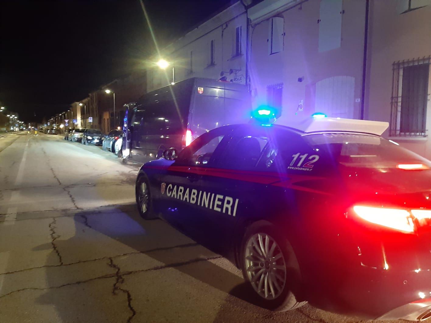 Morde cliente del bar per rapinargli il cellulare, poi anche il carabiniere: arrestata