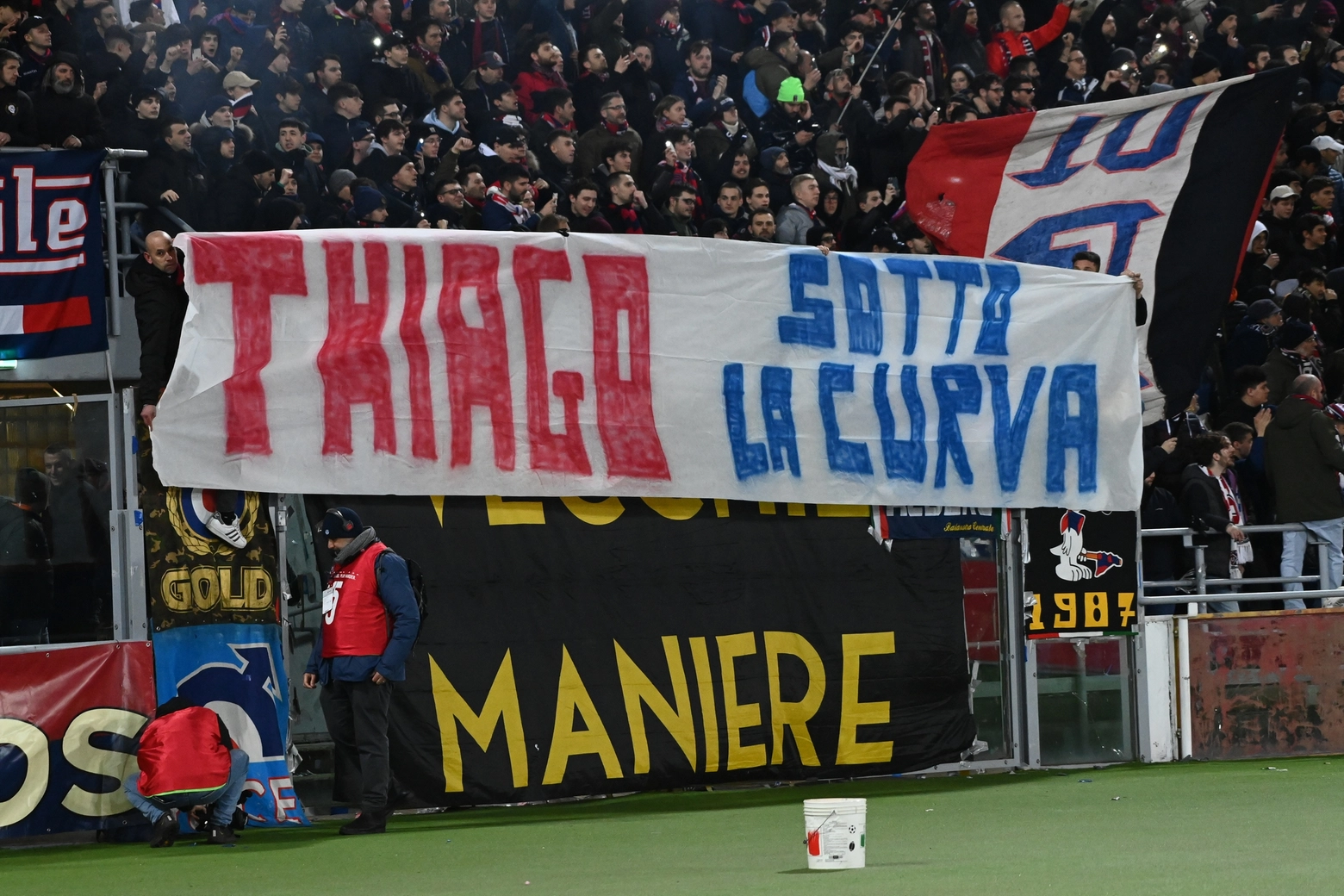 L'invito della curva Andrea Costa a Thiago Motta al termine della partita contro il Verona (FotoSchicchi)