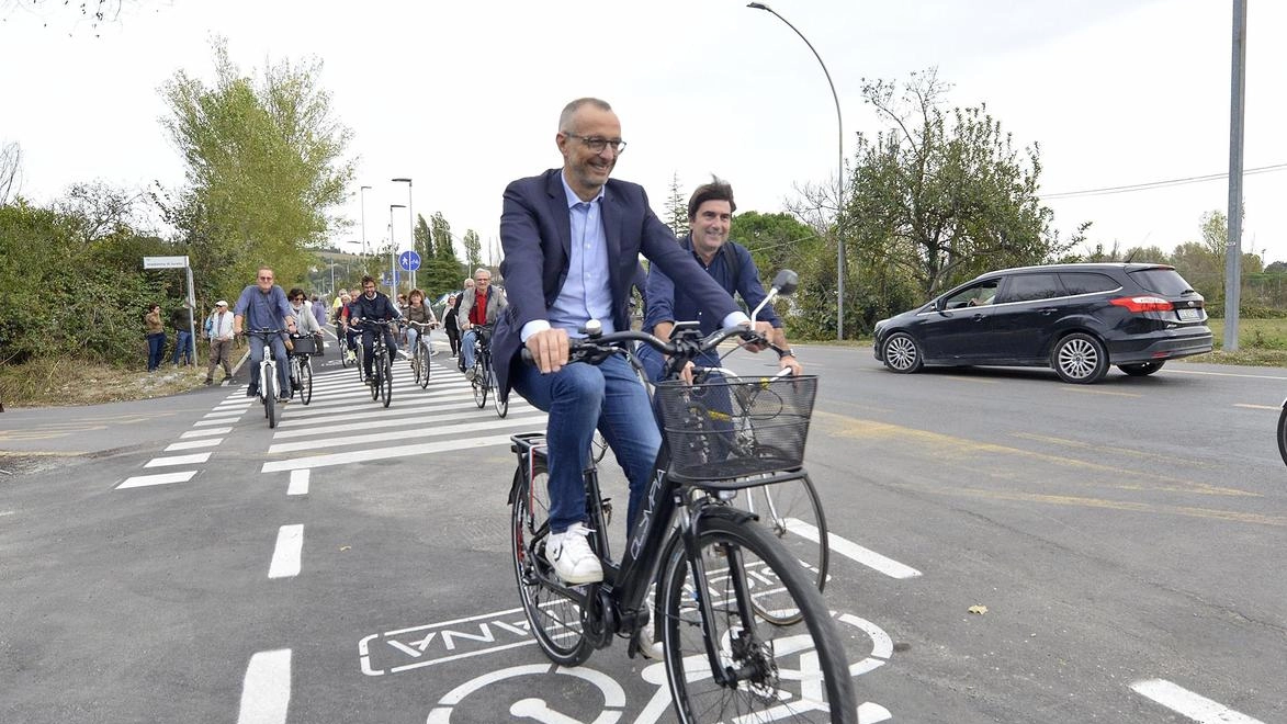 Ricci, la strada per Roma. Ma con testa a Bruxelles. Parte con la bici elettrica per parlare alla gente