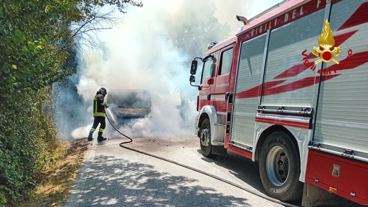 L'intervento dei dei vigili del fuoco di Osimo che hanno spento le fiamme del furgone, che hanno coinvolto anche la vegetazione a bordo strada