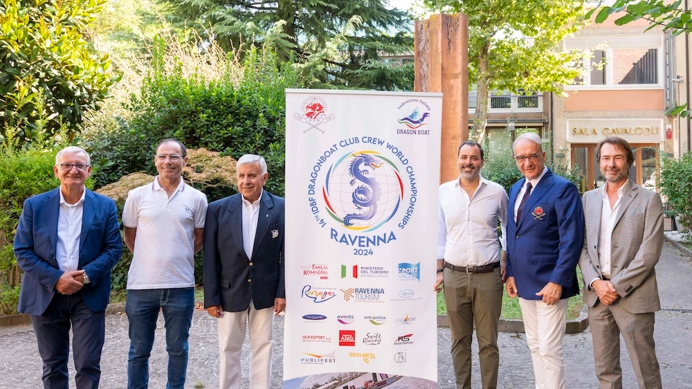 La conferenza stampa per la presentazione del campionato per Club Dragon Boat che si è tenuta oggi a Ravenna. Da sinistra verso destra Castrese de Rosa, Davide Cassani, Antonio de Lucia, Giacomo Costantini, Claudio Schermi e Giorgio Guberti (foto di Riccardo Gallini)