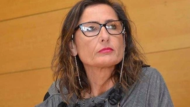 La presidente della Confcommercio di Fano, Barbara Marcolini, denuncia un inizio d'estate difficile a livello turistico ed economico, con strutture ricettive e attività commerciali non pienamente occupate. Sottolinea la necessità di investimenti e di un lavoro di squadra per migliorare la situazione, accogliendo positivamente la riqualificazione della stazione ferroviaria annunciata per settembre.