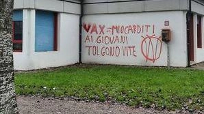 Risveglio amaro alle Saltini, il sindaco: "Atto vile a danno di strutture pubbliche". Gli alunni hanno risposto con messaggi sul muro: "Non rovinate il futuro".