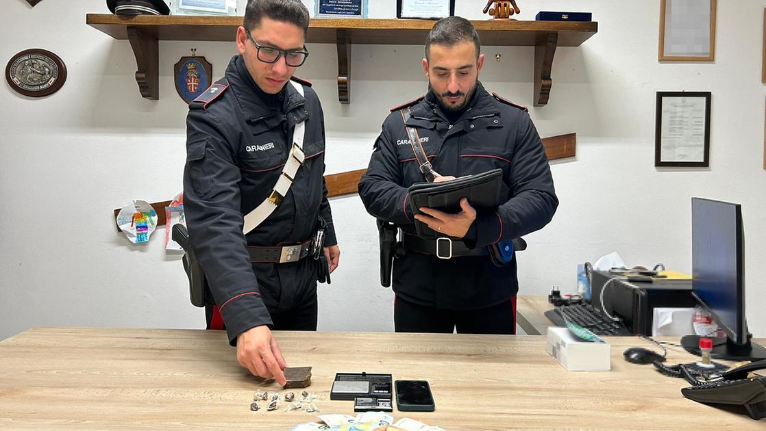 Vende droga a due ragazzi, spacciatore finisce in manette