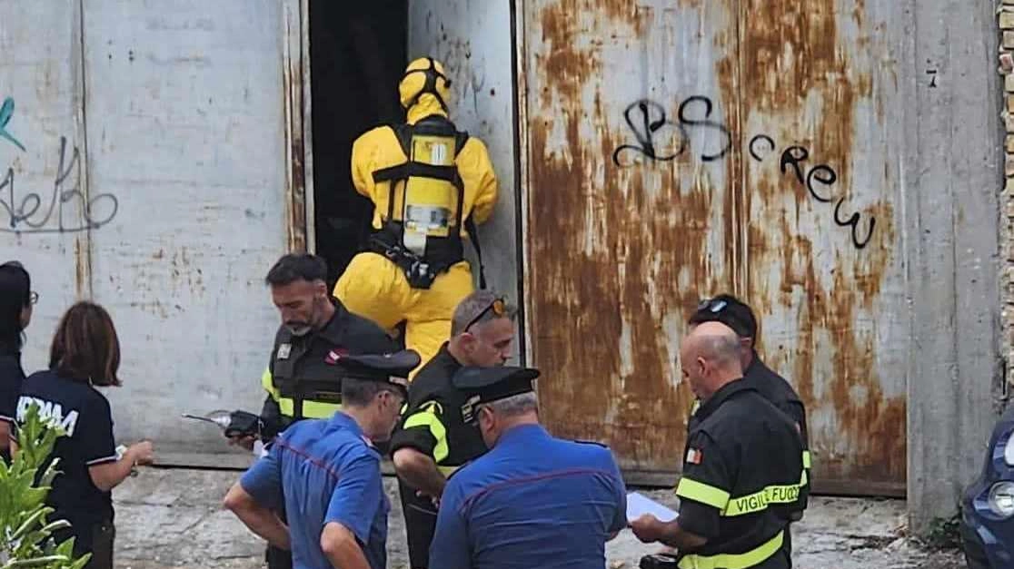 L’ingresso nel capannone da parte di personale specializzato