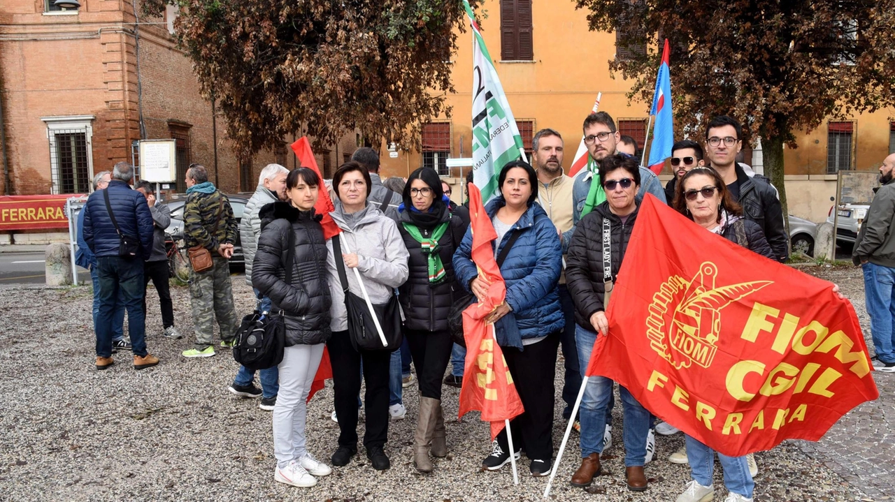 Lavoratori della ex Tollok durante una delle manifestazioni dei giorni scorsi