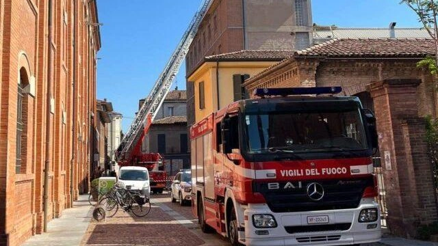 Il sindacato dei vigili del fuoco a Carpi esprime disappunto per la mancanza di un'autoscala nel distaccamento, spostata a Rimini dopo solo una settimana. La necessità di avere mezzi adeguati per intervenire tempestivamente è fondamentale per la sicurezza della città.