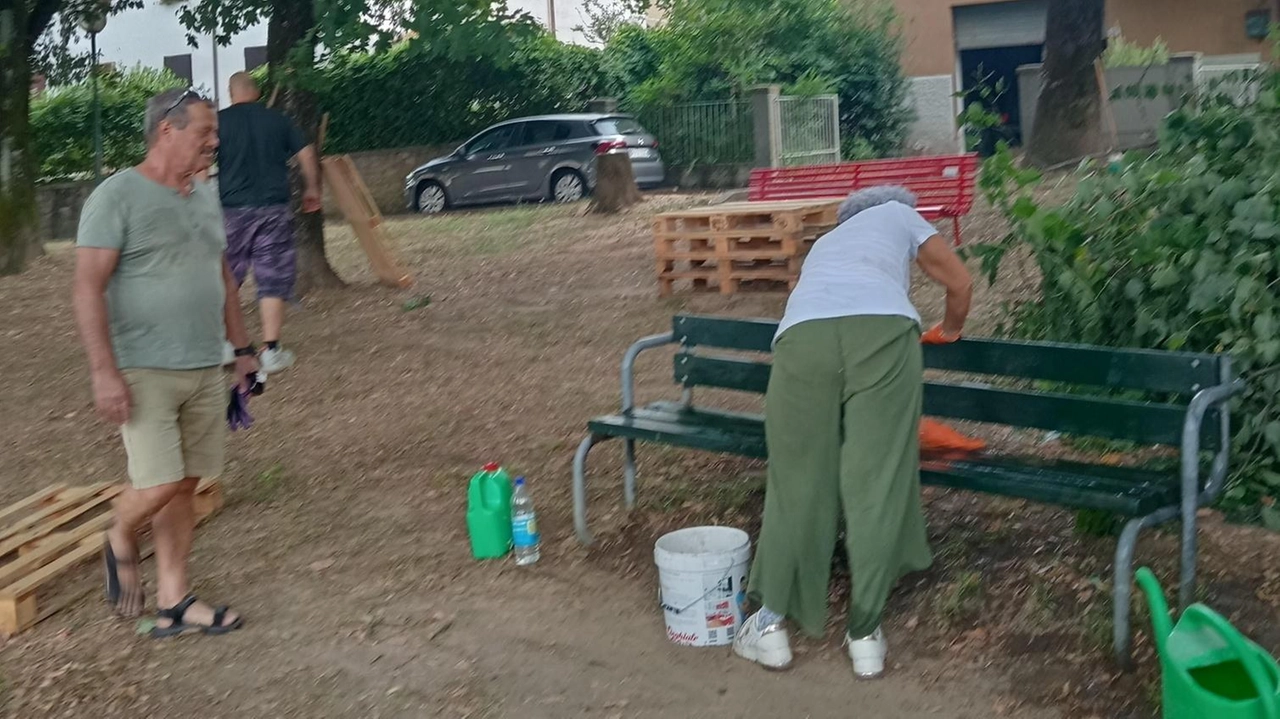 I volontari sistemano la panchina rossa a Castel del Rio