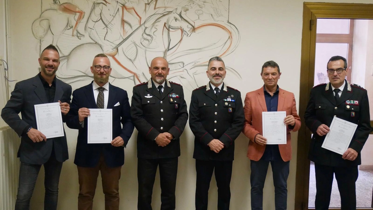 Due militari carabinieri di Jesi salvano una donna da un sequestro in un B&B, ricevendo un encomio per la loro professionalità e coraggio.