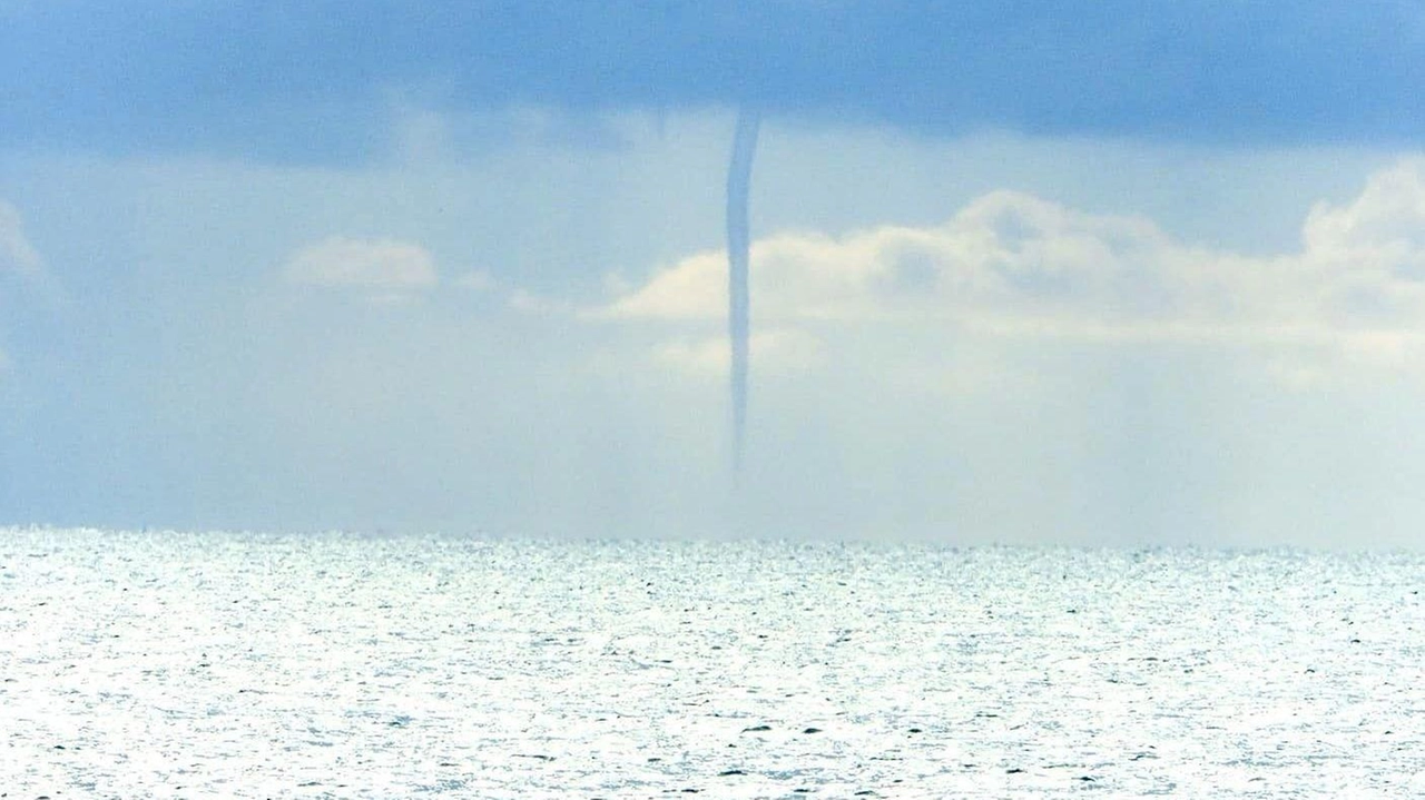 L’immagine della tromba marina davanti alla costa civitanovese