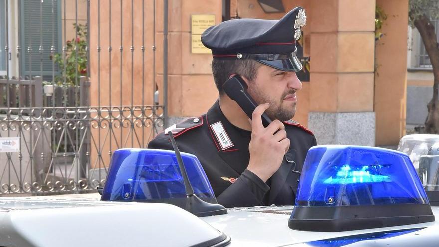 Spaccio di cocaina. Vede i carabinieri e la butta nel water