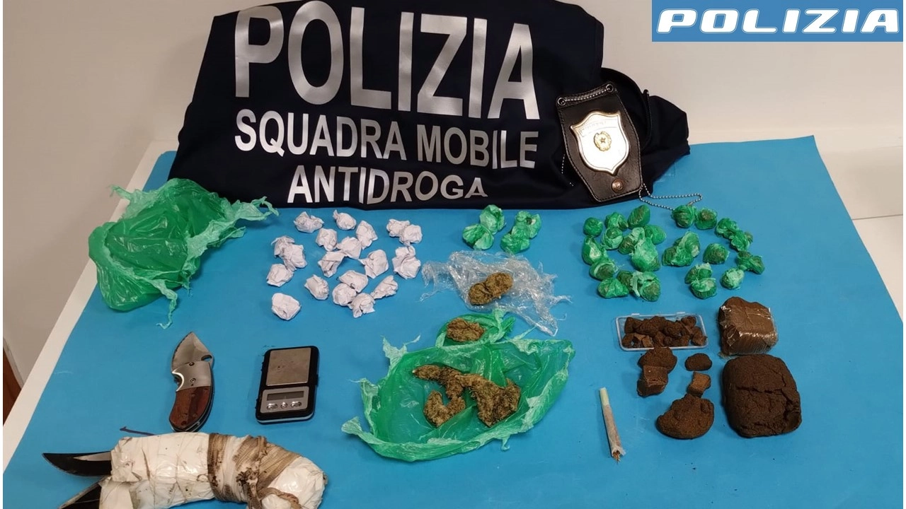 Ragazzo 24enne arrestato che spaccio di droga, che nascondeva nella sua cameretta