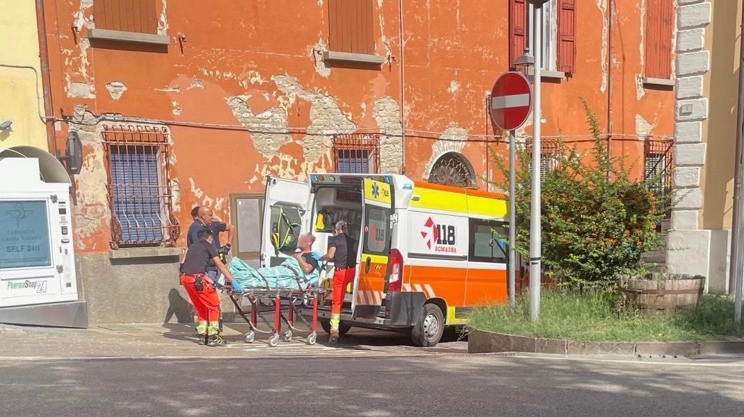 Il giovane, in forte stato di agitazione, è stato caricato in ambulanza