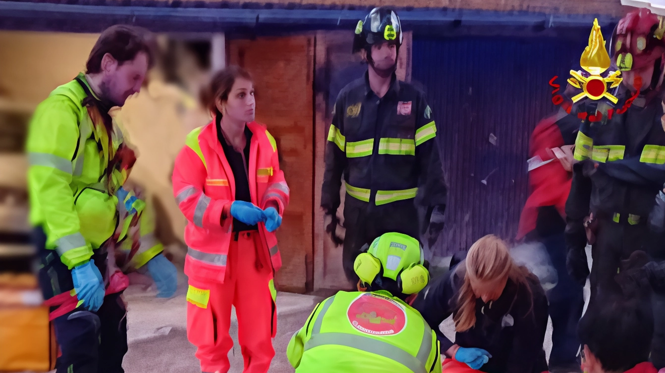 Resta intrappolato sotto la sua auto: vigili del fuoco lo salvano