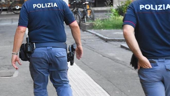 Va in stazione per la droga ma viene picchiato e rapinato. La polizia arresta il bandito