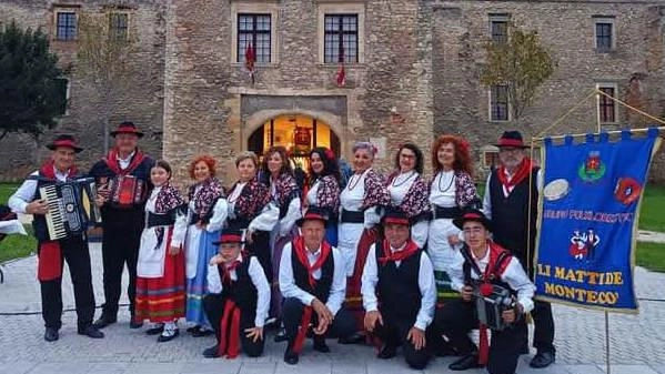 Il gruppo folk Li Matti de Montecò di Montecosaro ha ottenuto grande successo in Ungheria durante le "Giornate Italiane" del 2024, presentando prodotti eno-gastronomici e esibendosi in canti e balli. Hanno partecipato a eventi a Varpalota e visitato diverse città, tra cui Budapest e Veszprem.