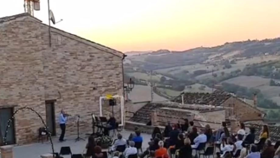 Domani all'alba, sul terrazzo del castello di Grottazzolina, si terrà 'Alba Musicale al Castello', con un concerto omaggio ai grandi artisti della musica popolare italiana. Il FaVoLa Quartet eseguirà brani di Mina, Lucio Battisti e altri, in un'atmosfera suggestiva.