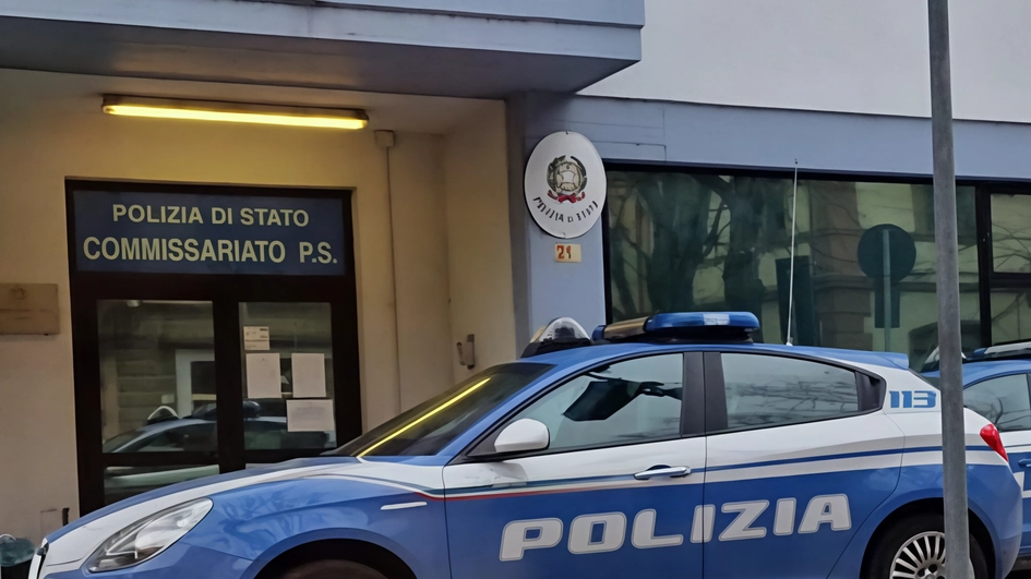 Operaio fabrianese perde 30mila euro nel trading online, finisce nei guai per riciclaggio. Indagini del commissariato fabrianese svelano il meccanismo della truffa. Consiglio alla cittadinanza di evitare piattaforme non certificate.