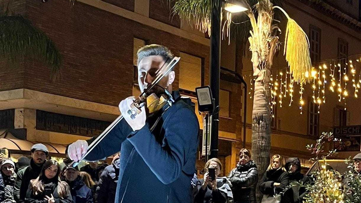 "La coinvolgente performance del violinista Valentino Alessandrini in piazza Matteotti ha visto la partecipazione di centinaia di spettatori". Per l’assessore...