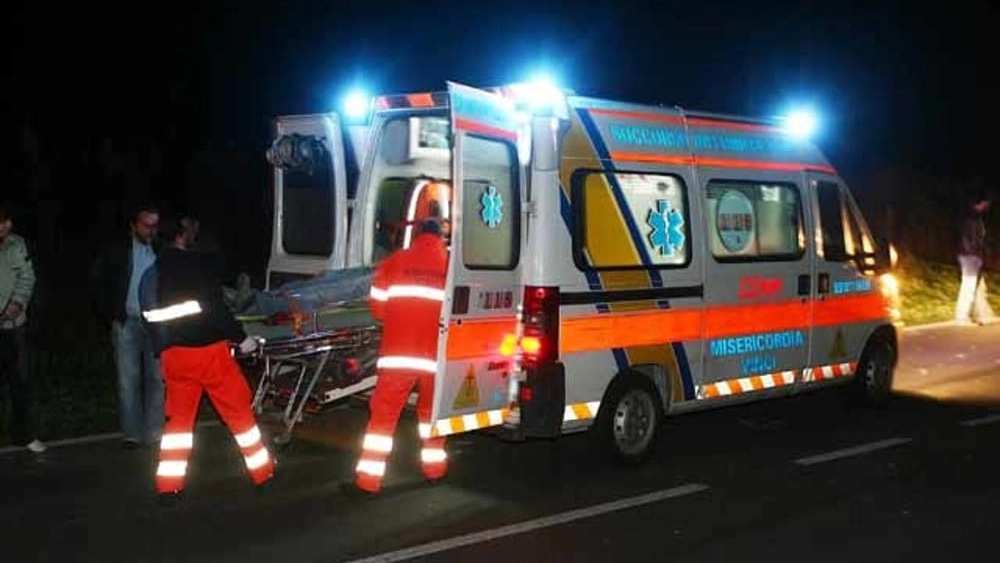 Un’ambulanza del 118 sul luogo di un incidente (foto di repertorio)