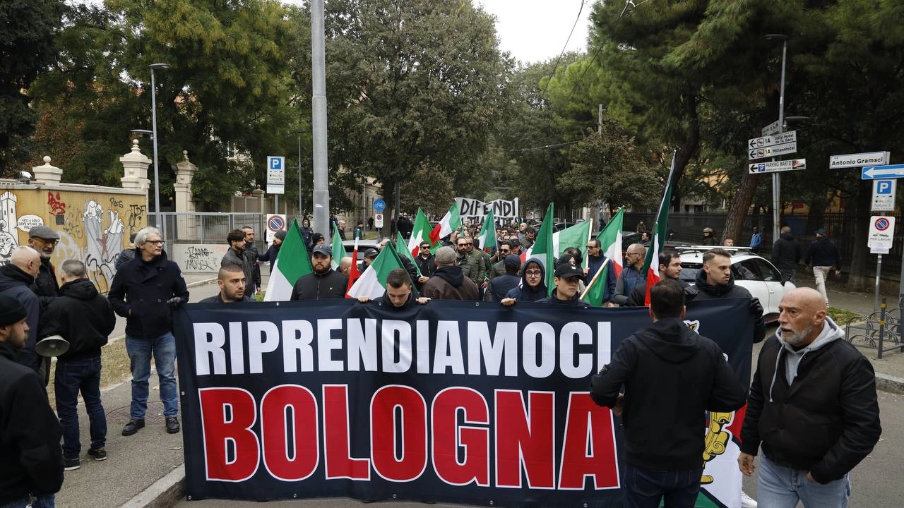 La manifestazione della Rete dei patrioti e Casapound in zona stazione a Bologna (FotoSchicchi)